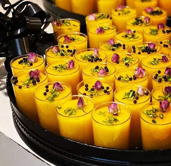   شله زرد یا همان پودینگ برنج زعفرانی ایرانی را می‎توان به صورت سرد یا گرم سرو کرد.